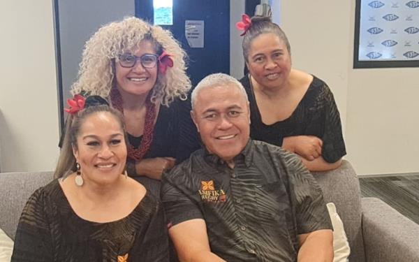 从左至右依次为: Ta'ala Cynthia Timaloa, Adrienne Leaoasavai'i, Seiuli Fioao'o Fa'amausili和Seiuli Jesse Sapolu
