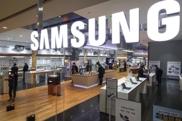 Samsung’s　Q3　beats　market　forecasts;　chip　losses　seen　narrowed